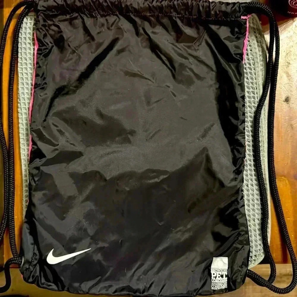 - NIKE SWOOSH TRAINING BAG / SACK 
NEW
9028 - Picture 3 of 4
